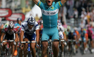 Vinokourov Triumphs on Champs-Elysees
